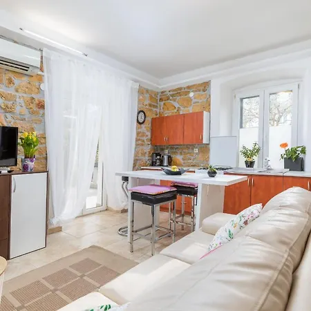 Nikola Apartment