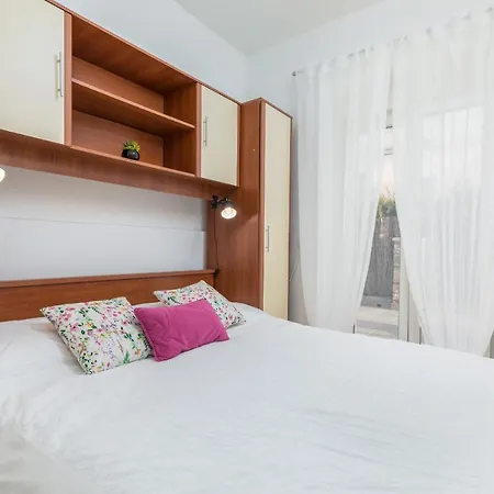 Nikola Apartment